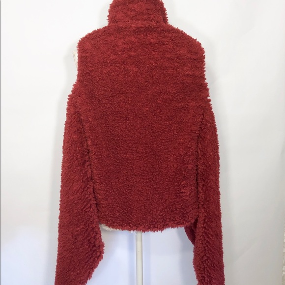 En Creme Red Fluffy Sleeveless Reversible Handkerchief Front Vest Shawl - Picture 4 of 8